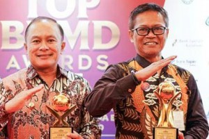Bupati Kuningan berfoto bersama dengan Direktur PAM Tirta Kamuning usai menerima oenghargaan.